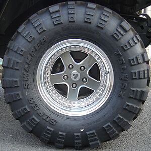 Archivo:Large treaded tire