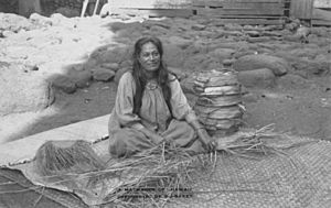 Archivo:Lauhala weaver, Pukoo, Molokai (PP-33-6-001)