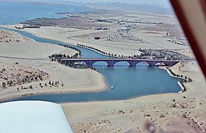 Archivo:London Bridge Lake Havasu, aerial view 1973, Film0 A 6-11-b