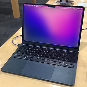 Archivo:M2 Macbook Air Midnight model - 1