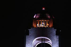 Archivo:Monumento por la noche