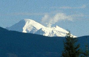 Archivo:Mount Baker steam plume from Bellingham, WA, 1999