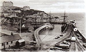 Archivo:Newquay Harbour with sailing ships
