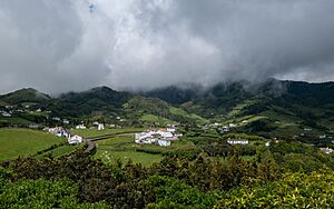 Archivo:Panoramic view from the top of Poço da Pedreira, Santa Maria, Azores, Portugal (PPL1-Corrected) julesvernex2