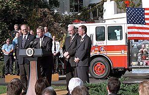 Archivo:President George W. Bush speaks during a ceremony held to honor the gift of a new firetruck for the city of New York