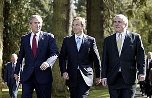 Archivo:President George W. Bush walks with British Prime Minister Tony Blair and Irish Prime Minister Bertie Ahern at Hillsborough Castle as he prepares to depart Northern Ireland