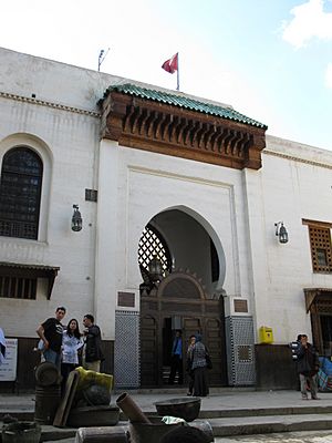 Archivo:Qarawiyyin library gate on Place Seffarine 01