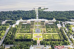 Archivo:RUS-2016-Aerial-SPB-Peterhof Palace 02