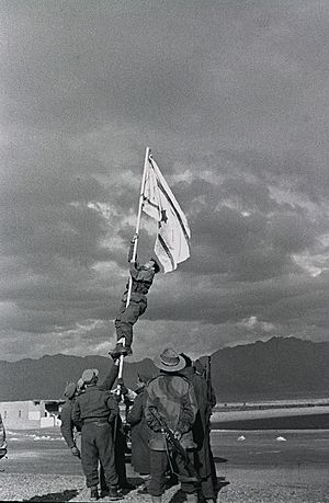 Archivo:Raising the Ink Flag at Umm Rashrash (Eilat)