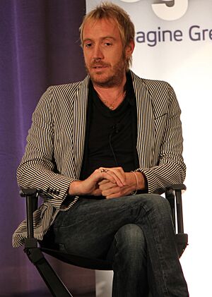 Archivo:Rhys Ifans 2011 cropped