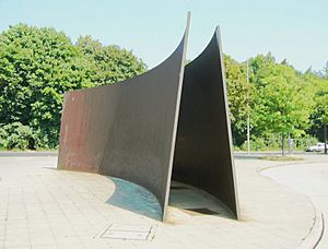Archivo:Serra, Berlin Curves, Stahl, 1986
