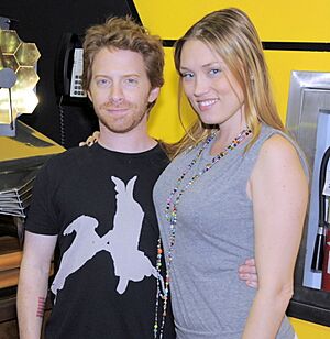 Archivo:Seth Green & Clare Grant Visit NASA 2011