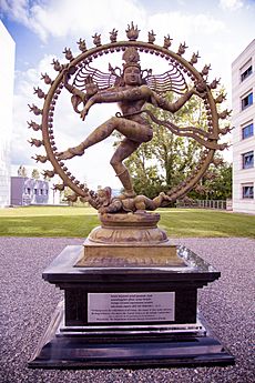 Archivo:Shiva's statue at CERN engaging in the Nataraja dance