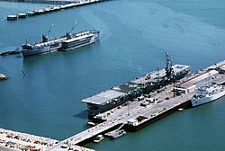 Archivo:Spanish carrier Dedalo at Naval Station Rota 1976