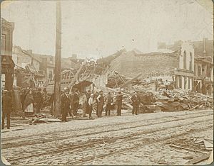 Archivo:St. Louis, Mo. tornado May 27, 1896 south broadway