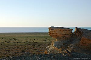 Archivo:Sunrise on the Aral Sea from the top of the Ustyurt Plateau cliff - panoramio
