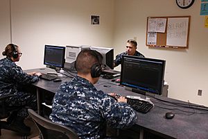 Archivo:U.S. Navy 151103-N-XX082-001 Morse Code training 2015
