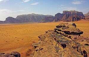 Archivo:Wadi Rum valley and rock outcrop