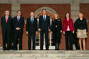 Archivo:Zapatero junto con los nuevos ministros del Gobierno