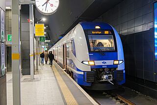 קרונוע חשמלי Siemens Desiro HC בתחנת הרכבת ירושלים – יצחק נבון, ינואר 2024.jpg