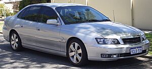 Archivo:2004-2006 Holden Caprice (WL) sedan (2017-01-22) 01