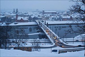 Archivo:2010-12-30 Aleksotas bridge in winter