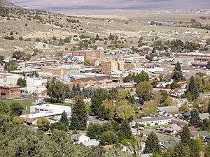 Archivo:2012-10-08 View of downtown Ely in Nevada from the lower slopes of Ward Mountain