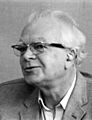 36. Tagung 1986 Chemiker; Pressekonferenz Peter D. Mitchell - W134Nr.125218c - Willy Pragher (cropped)