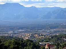 Archivo:647 La Suda i Tortosa des del mirador de l'ermita de Mig Camí