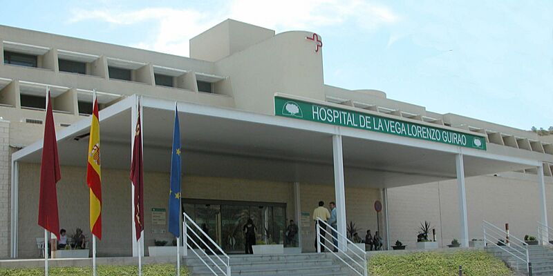 82346-fachada con banderas