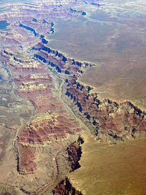 Archivo:Aerial view of canyons
