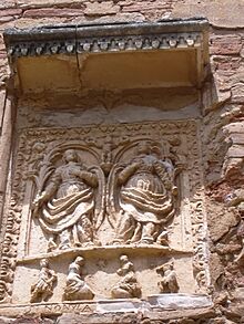 Alquézar - relieve en la subida a la Colegiata.jpg