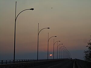 Archivo:Atardecer en el Puente Nanawa, el cual une los departamentos de Concepción y Presidente Hayes
