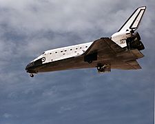 Archivo:Atlantis is landing after STS-30 mission