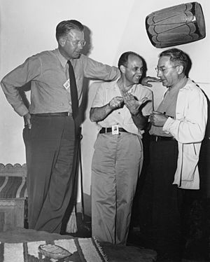 Archivo:Atomic physicists Ernest O. Lawrence, Enrico Fermi, and Isidor Rabi - NARA - 558595