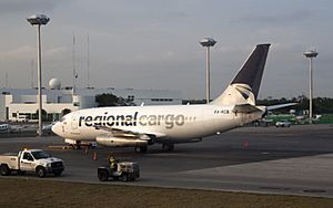 Archivo:Boeing 737 XA-RCB Regional Cargo Livery