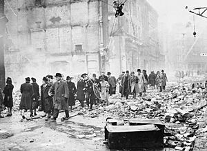 Archivo:Bomb Damage in London during the Second World War HU36157
