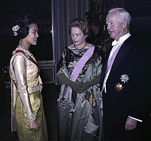 Archivo:Bundesarchiv B 145 Bild-F009754-0005, Petersberg, Staatsempfang für König von Thailand