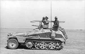Archivo:Bundesarchiv Bild 101I-443-1589-09, Nordafrika, Rommel in Befehlsfahrzeug