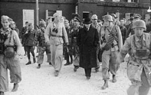 Archivo:Bundesarchiv Bild 101I-567-1503C-18, Gran Sasso, Mussolini vor Hotel