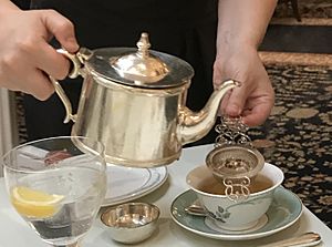 Archivo:Camomile tea, High Tea at the Savoy Hotel