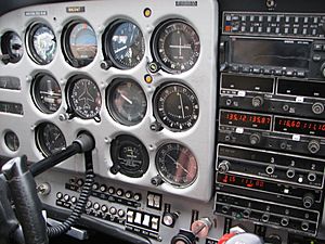 Archivo:Cessna 172 Instrument Panel (left) (Photo by Theo, 2006)