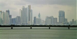 Archivo:Cinta costera, que rodea exteriormente el centro histórico de la ciudad de Panamá