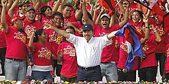 Archivo:Comandante Daniel Ortega celebrando su triunfo Presidencial