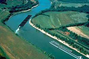 Archivo:Cumberland River barge traffic