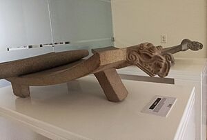 Archivo:Dragon headed metates