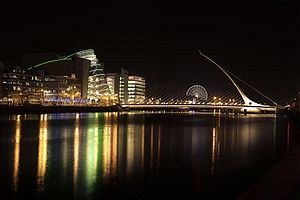 Archivo:Dublin Liffey Docklands Beckett Bridge night