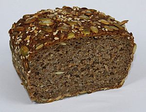 Archivo:Essene Bread 70pct Rye Sproud 30pct Spelt cut