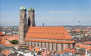 Archivo:Frauenkirche Munich - View from Peterskirche Tower
