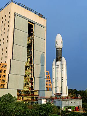Archivo:GSLV-Mk III-D1 being moved from Vehicle Assembly Building to second launch pad